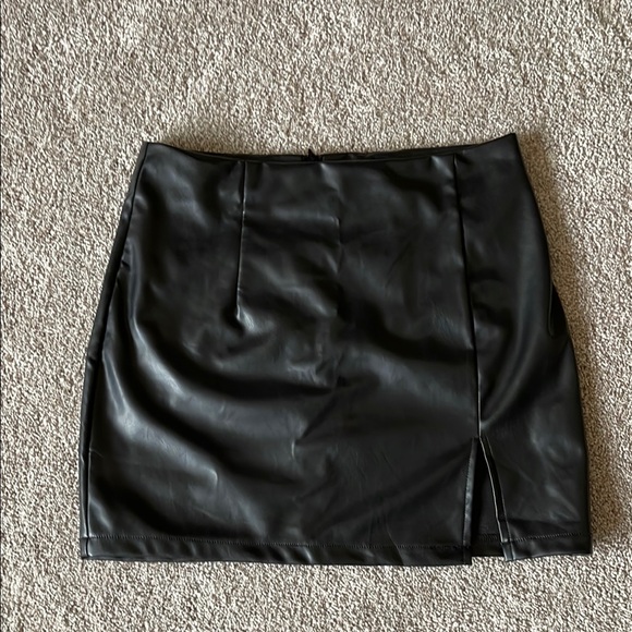 SHEIN Black Pencil Mini Skirt with Slit Sz M - Picture 1 of 9